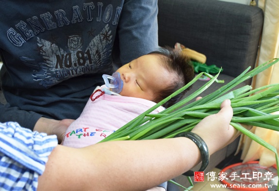陳寶寶(台中西屯區到府嬰兒寶寶滿月剃頭理髮、免費到府嬰兒剃胎毛儀式吉祥話)。到府剃頭剃胎毛主持、專業拍照、DVD光碟、證書。★購買「臍帶章、肚臍章、胎毛筆刷印章」贈送：剃頭、收涎、抓周，三選一。2015.11.26 照片10
